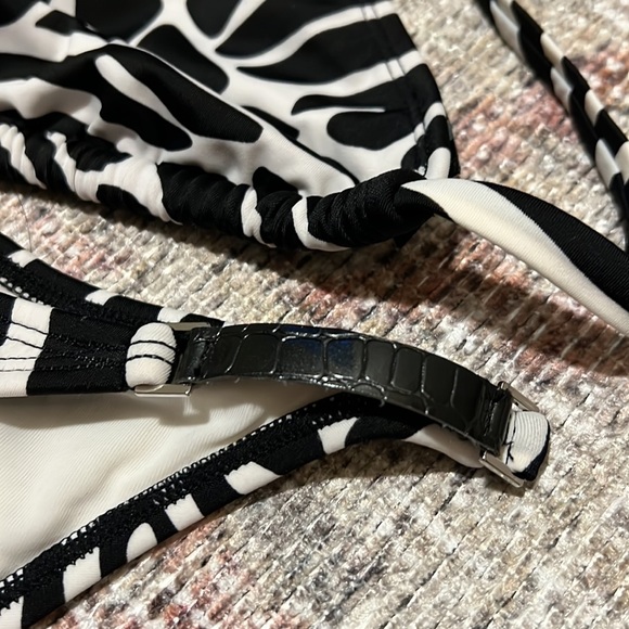 White and black tropical patterned 2 piece bikini. Top: M, Bottom: L - Picture 3 of 8